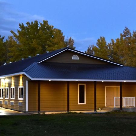 The Lion Inn & Suites Chetwynd Eksteriør billede